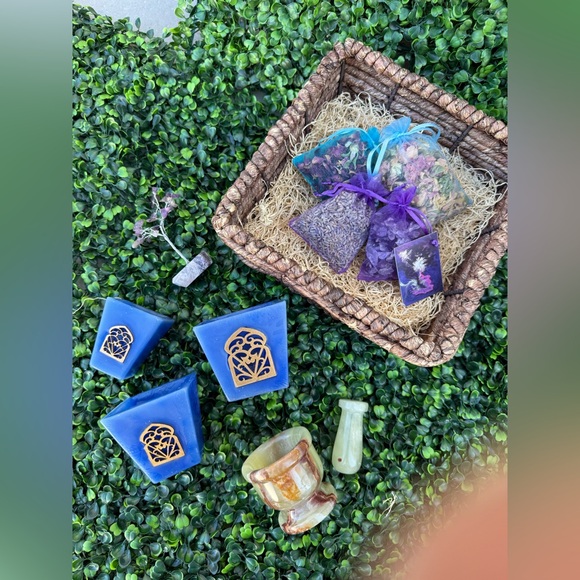 Crystal & Botanical Gift Set | Cleansing, Love, and Spiritual Clarity - Picture 2 of 9